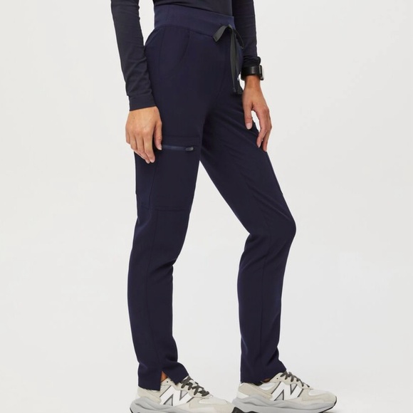 FIGS Scrubs - Yola Skinny Pant - Technical Collection - Picture 4 of 7